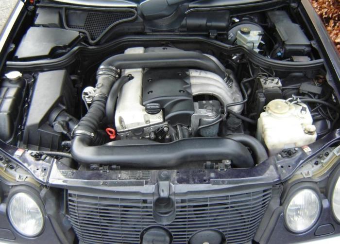 Дизельный двигатель OM602 под капотом Mercedes-Benz E-Class (W210). | Фото: commons.wikimedia.org.