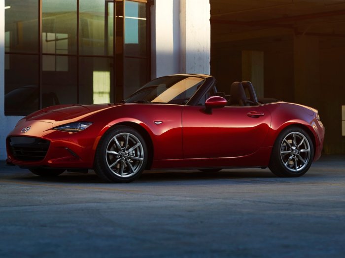 Стильная и красивая Mazda MX-5.
