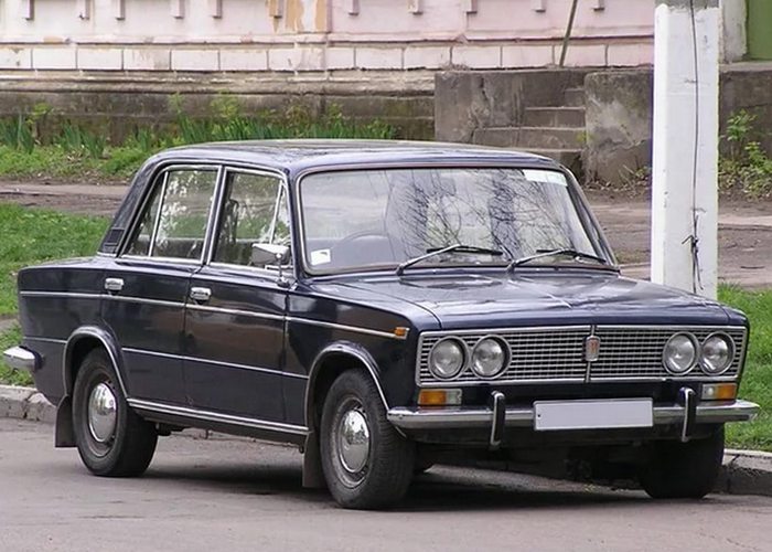 Автомобиль ВАЗ 2103 - так любимая советскими гражданами «тройка».
