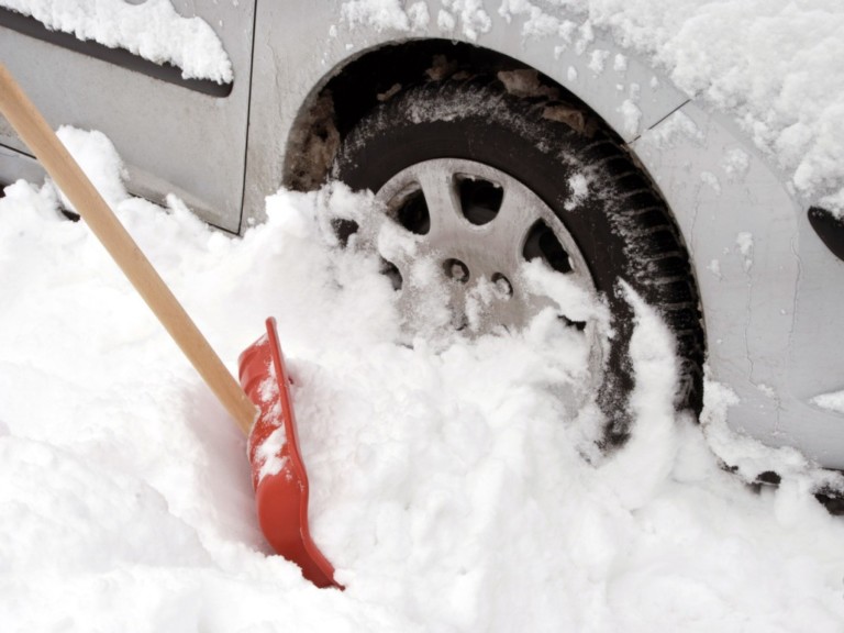 Водителям рассказали, как быстро очистить автомобиль от снега и льда