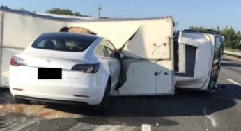 Tesla на автопілоті врізалася у перевернуту вантажівку (відео)