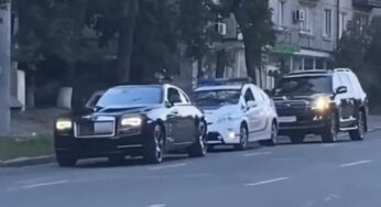 В Києві поліцейські зупинили крутий кортеж (відео)