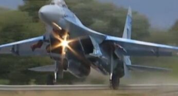 В Україні літак приземлився на міжнародній трасі і зніс дорожній знак (відео)