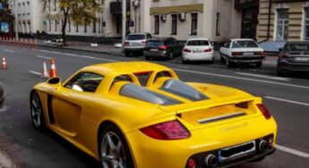 В Україні помітили розкішний суперкар Porsche яскравого кольору за мільйон доларів: фото