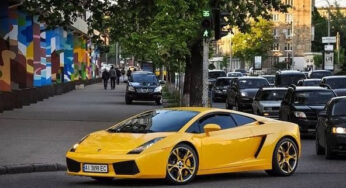 В Україні помітили елітний Lamborghini яскравого кольору за 100 тисяч євро