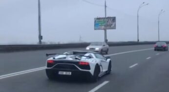 В Україні помітили рідкісний суперкар Lamborghini з кортежем