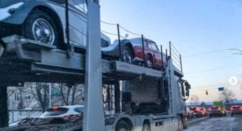 В Украине заметили автовоз с ретро машинами на несколько миллионов долларов