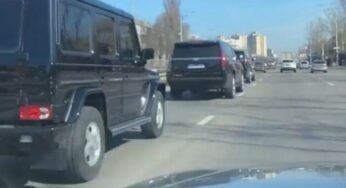 В Україні помітили вражаючий кортеж з броньованих позашляховиків: відео