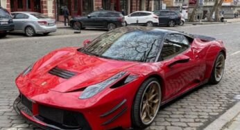 В Украине заметили яркий тюнингованный суперкар Ferrari