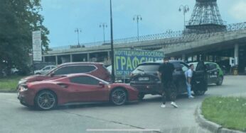 Дорогой суперкар Ferrari в Украине попал в нелепое ДТП