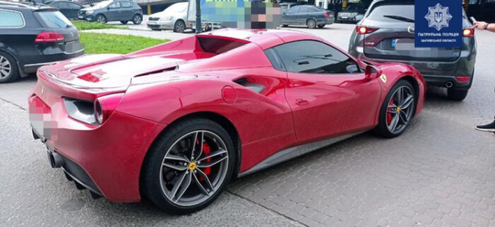 Ремонт влетит в копеечку: суперкар Ferrari в Украине попал в нелепое ДТП (ФОТО)