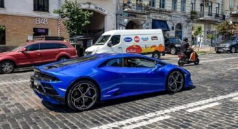 В Украине появился яркий суперкар Lamborghini