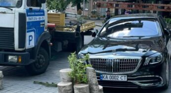 В Україні евакуатор забрав на штрафмайданчик розкішний Maybach