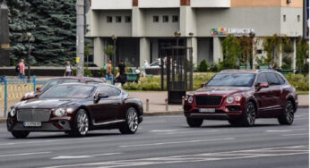 В Украине заметили два дорогих Bentley с одинаковыми цифрами на номерах