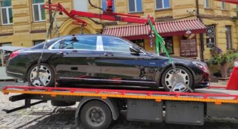 В Україні евакуатор забрав дорогий Maybach