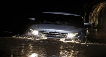 В сети показали Range Rover, который плавает по воде: видео