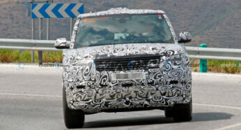 Гибридный Range Rover новой генерации показали на шпионских фотографиях