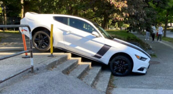 Ford Mustang застрял на лестнице: возможно водитель пересмотрел фильмов