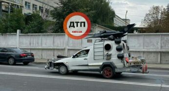 Новая модель от Илона Маска? В Украине на дороге заметили необычный автомобиль