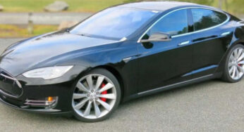 Tesla відмовилася від ремонту по гарантії Model S, яка потрапила під сильний дощ