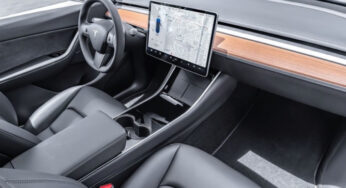 Владельцы новых машин Tesla пожаловались на отсутствие USB-разъемов