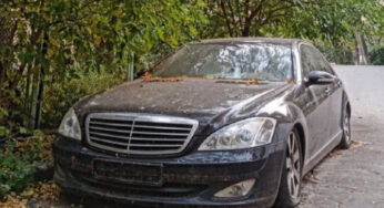 Покинутий представницький Mercedes знайшли в українському дворику