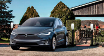 Сотни электрокаров Tesla отказались ехать из-за сбоя