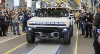 С конвейера сошел первый электрический Hummer EV