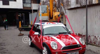 В Україні Mini Cooper “припаркували” на балконі сьомого поверху
