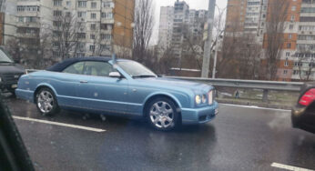 В Украине заметили очень редкий кабриолет Bentley