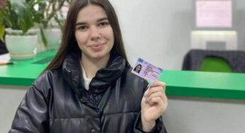 В Україні видали перші права нового зразка