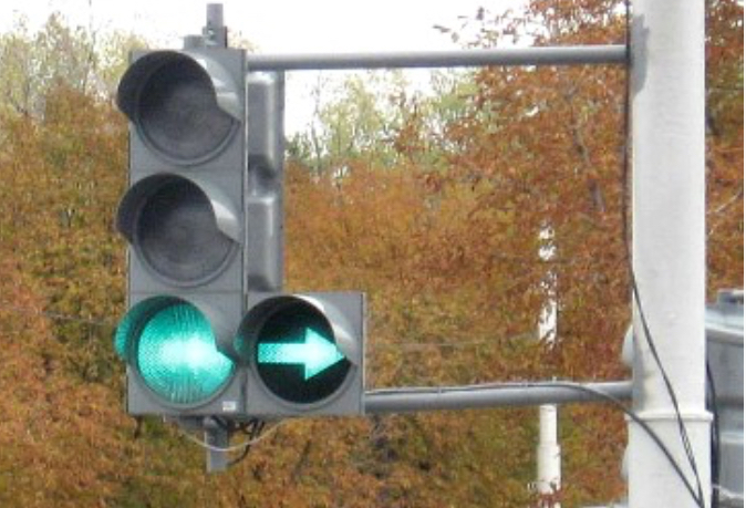 Зеленая стрелка или дополнительная секция светофора: когда поворачивать и кого пропускать по ПДД 3
