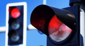 Українцям нагадали коли та кому можна їхати на заборонний сигнал світлофора