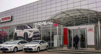 Окупанти крадуть нові автомобілі з автосалонів