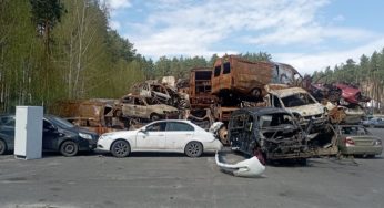 Показали кладбище уничтоженных автомобилей в Ирпене