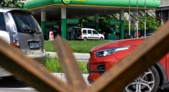 Українські водії платять гроші тим, хто постоїть у черзі за бензином