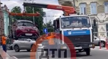 В Україні евакуатори масово забирають авто за неправильне паркування