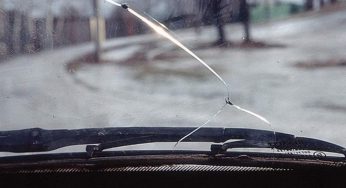 Чи може поліцейський в Україні оштрафувати водія за тріщину на лобовому склі?