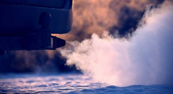 Водителям рассказали, надо ли прогревать двигатель автомобиля летом