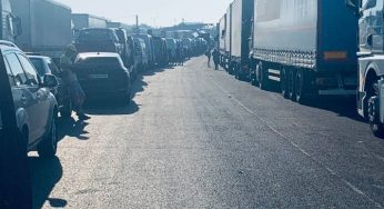 Безкоштовного розмитнення автомобіля вже немає, а кілометрові черги на кордоні залишились