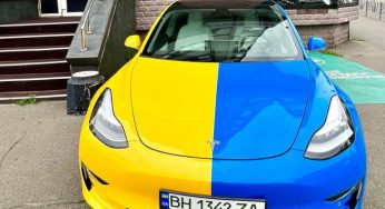 В Украине заметили уникальную Tesla-бандеромобиль