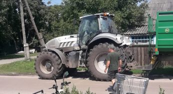 Трактор Lamborghini заметили в простом украинском селе