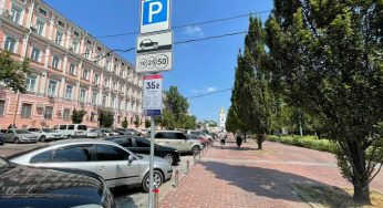 В столице временно отменили плату за парковку