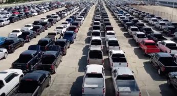 Сотни непроданных новых автомобилей скапливаются на заводах в США