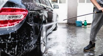 Водителям рассказали, как правильно самостоятельно мыть авто: угрозы от щетки и преимущества бесконтактной мойки