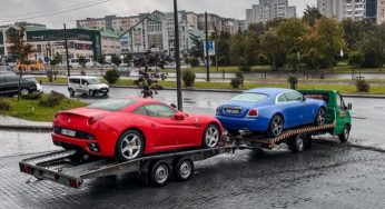 В Украине заметили автовозы с роскошными автомобилями на миллион долларов