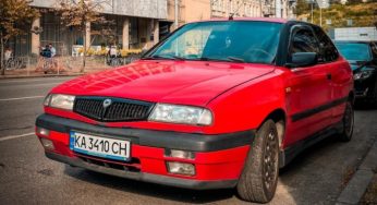 В Украине заметили редкий итальянский спортивный автомобиль из 90-з