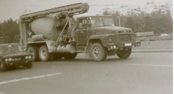 В сети показали интересные фотографии автомобилей с улиц Киева начала 90-х