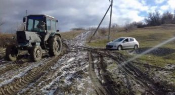 Водителям рассказали, что делать, если авто погрязло в грязи