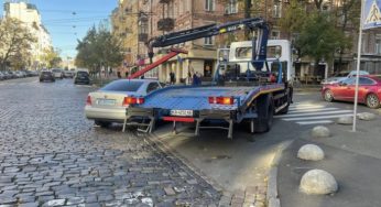 В Україні евакуювали автомобіль поліції за неправильне паркування